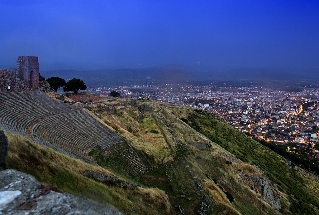 Bergama antik tiyatro ve şehir manzarası
